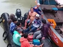 Polisi Evakuasi 6 Pemancing Terombang-ambing Akibat Cuaca Buruk di Laut Demak