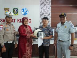 Peringatan Hari Keselamatan Transportasi 2025, Jasa Raharja Tanjungpinang Bagikan Helm di Samsat Kijang
