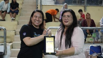 Anggota/Deputi Bidang Pelayanan Umum BP Batam, Ariastuty Sirait bersama VTeam Manager, May Leong (foto : hms)