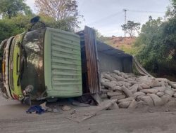Truk Pengangkut Semen Terguling di Pandeglang, 2 Penumpang Tewas
