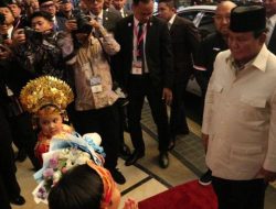 Prabowo Disambut Diaspora Saat Tiba di Malaysia, Terima Buket Bunga