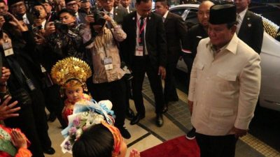Prabowo Disambut Diaspora Saat Tiba di Malaysia, Terima Buket Bunga