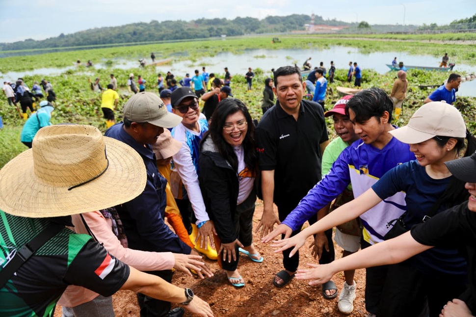 Kegiatan gotong royong di waduk Duriangkang Bersama BP Batam dan Masyarakat (foto : hms)