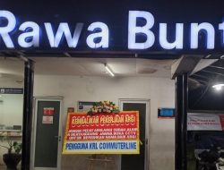 Pengguna KRL Taruh Papan Bunga Dukung Argi dalam Perkara Tumbler