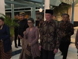 Jokowi dan Gibran Melayat ke Rumah Duka Raja Solo PB XIII