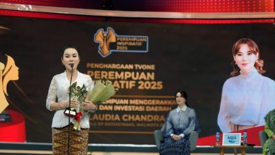 Wakil Kepala BP Batam, Li Claudia Chandra, menerima penghargaan Peringatan Hari Ibu Nasional (foto : hms)