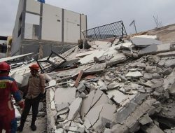 Bangunan Parkir 2 Lantai Ambruk di Koja Jakut, Timpa 5 Kendaraan