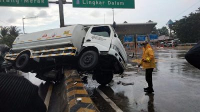 Truk Tangki Oleng Tabrak Pembatas Jalan Tol JORR hingga Ringsek