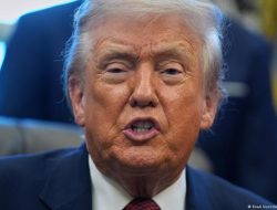 Balasan Trump Saat Pendukung Teriak Biaya Hidup Kian Mahal