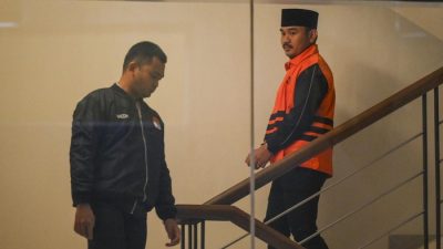 KPK Geledah Rumah Bupati Bekasi Ade Kuswara, Sita Mobil Land Cruiser