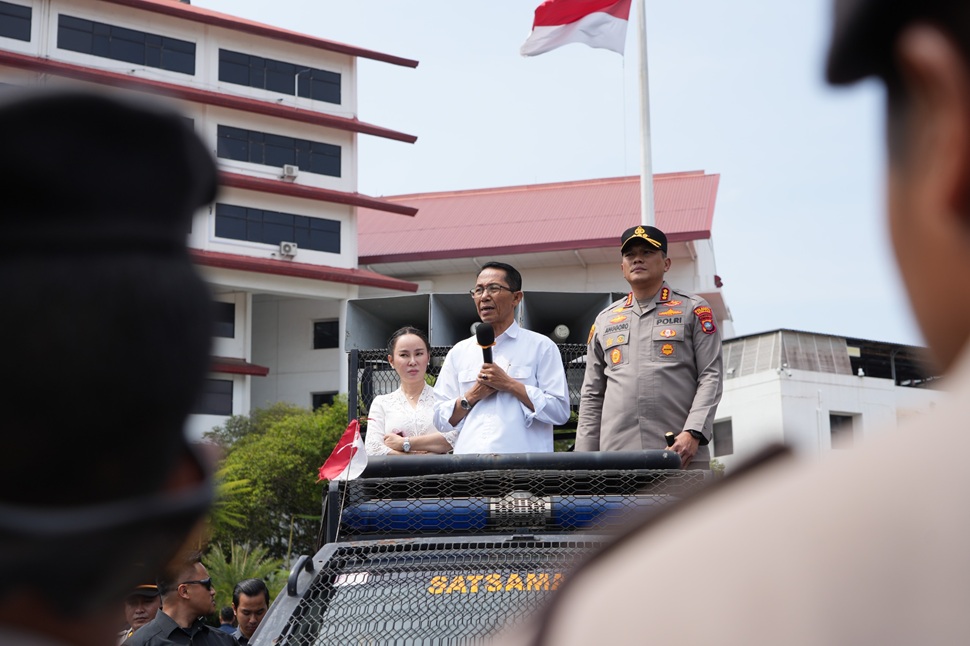 Kepala BP Batam Amsakar Achmad dan Wakil Kepala BP Batam Li Claudia mendengarkan langsung tuntutan masyarakat (foto : hms)