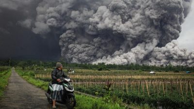 Gunung Semeru Kembali Luncurkan Awan Panas Guguran Sejauh 4 Km