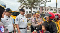 Aksi Simpatik Ops Keselamatan Seligi 2026, Ditlantas Polda Kepri dan PT Jasa Raharja Bagikan Helm di Simpang Kara Batam Kota