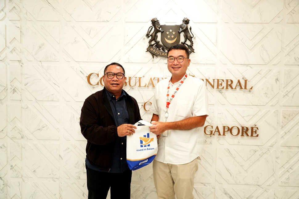 Kunjungan Kerja Anggota/Deputi Bidang Investasi dan Pengusahaan, Fary Francis di Kantor Konjen Singapura (foto : hms)
