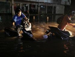 Banjir Masih Rendam 5 RT di Jakarta Sabtu Malam, Ratusan Mengungsi