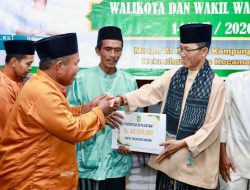 Di Pulau Karas, Amsakar Serahkan Bantuan dan Ajak Jemaah Terus Makmurkan Masjid