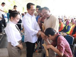 Amsakar-Li Claudia Serahkan Bantuan untuk Disabilitas dan Petugas Kebersihan Batam