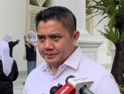 Seskab Teddy Buka Suara Ajakan Saiful Mujani Gulingkan Prabowo