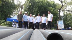 Kepala BP Batam, Amsakar Achmad tinjau langsung pemasangan jaringan pipa distribusi air minum masyarakat Batam (foto : hms)