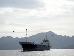 Kapal Kargo Korsel Dihantam 2 Pesawat Tak Dikenal di Selat Hormuz