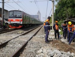 Banyak Insiden Tertabrak Kereta, KAI Tutup Perlintasan Liar Antara Cawang-Tebet