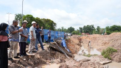 PT. Air Batam Hilir bergerak cepat melakukan perbaikan darurat pada pipa transmisi air bersih (foto : hms)