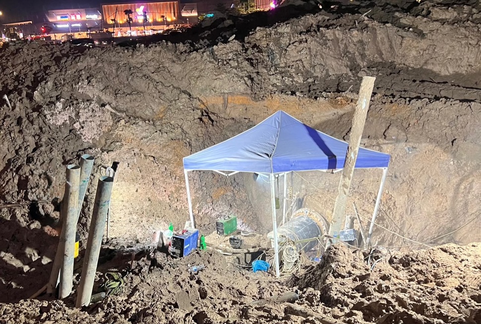 Proses perbaikan kebocoran pipa transmisi di kawasan Simpang Plamo menuju Kepri Mall sudah selesai (foto : hms)