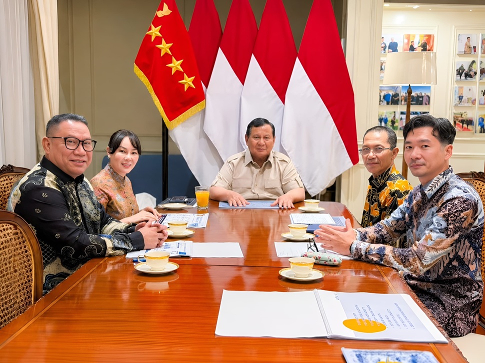Presiden RI Prabowo Subianto menerima jajaran pimpinan BP Batam (foto : hms)