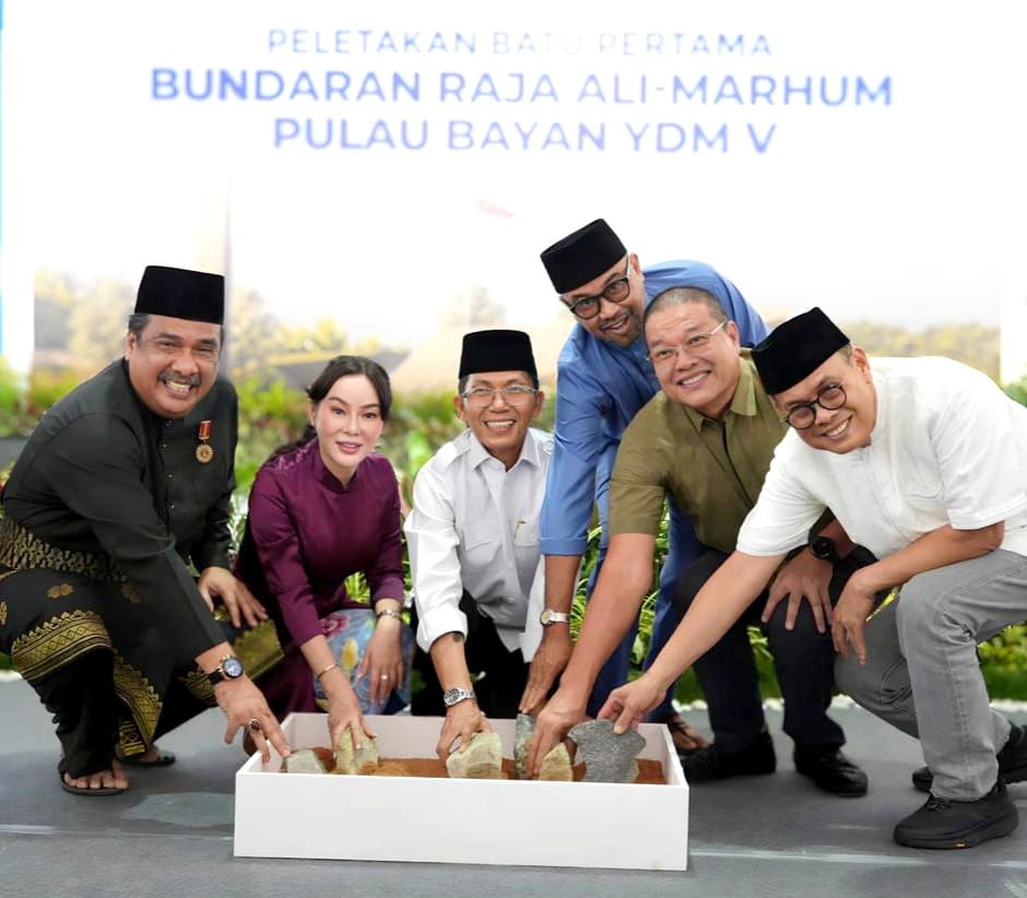 Peletakan batu pertama pembangunan Bundaran Raja Ali Marhum Pulau Bayan (foto : hms)