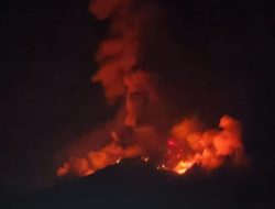 Gunung Karangetang Sulut Erupsi, Lontarkan Material Pijar