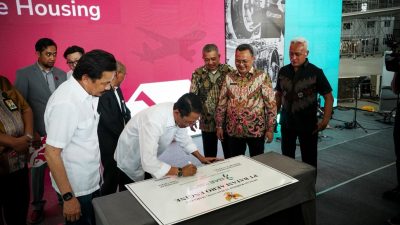 Penandatanganan prasasti peresmian oleh Kepala BP Batam, Amsakar Achmad (foto : hms)