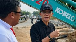 Amsakar Achmad, meninjau langsung lokasi pekerjaan (foto : hms)
