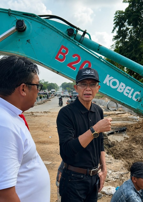 Amsakar Achmad, meninjau langsung lokasi pekerjaan (foto : hms)