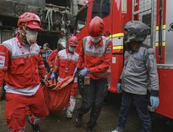 Petugas Damkar Gugur Saat Padamkan Kebakaran di Kramat Jati