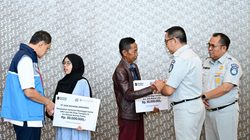 Jasa Raharja Serahkan Santunan kepada Dua Ahli Waris Korban KM Virgo Transport 8 di Jawa Barat
