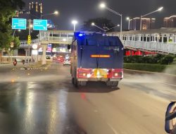 Water Cannon Polda Metro Semprot Jalanan Kurangi Sebaran Abu Anak Krakatau