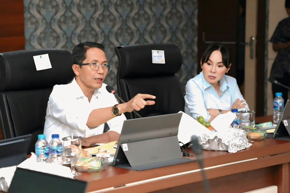 Kepala BP Batam, Amsakar Achmad dan Wakil Kepala BP Batam Li Claudia Chandra (foto : hms)