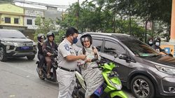 Kabut Asap Semakin Tebal, PT Jasa Raharja Tanjungpinang Bagikan Masker Gratis di Traffic Light Bintan Center