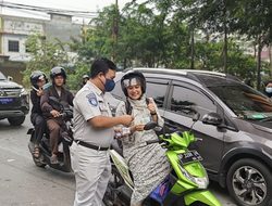 Kabut Asap Semakin Tebal, PT Jasa Raharja Tanjungpinang Bagikan Masker Gratis di Traffic Light Bintan Center