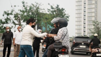 Wakil Kepala BP Batam, Li Claudia Chandra, turun langsung membagikan masker kepada warga (foto : hms)
