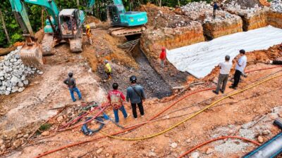 Perbaikan jalan di depan Hotel Vista Batam (foto : hms)