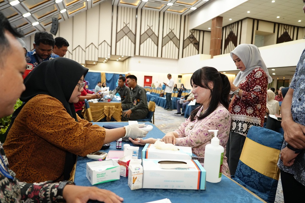 BP Batam menggelar donor darah dan pemeriksaan gula darah secara serempak (foto : hms)