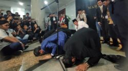 Relawan Gibran Sujud Syukur Usai MK Tak Terima Gugatan Denny Indrayana Dkk
