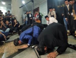 Relawan Gibran Sujud Syukur Usai MK Tak Terima Gugatan Denny Indrayana Dkk